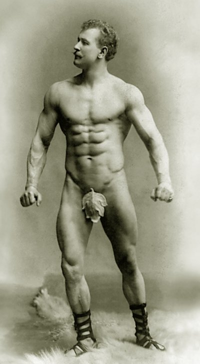 Eugen Sandow, in posa classica greco-romana antica, c.1894 da Benjamin J. Falk